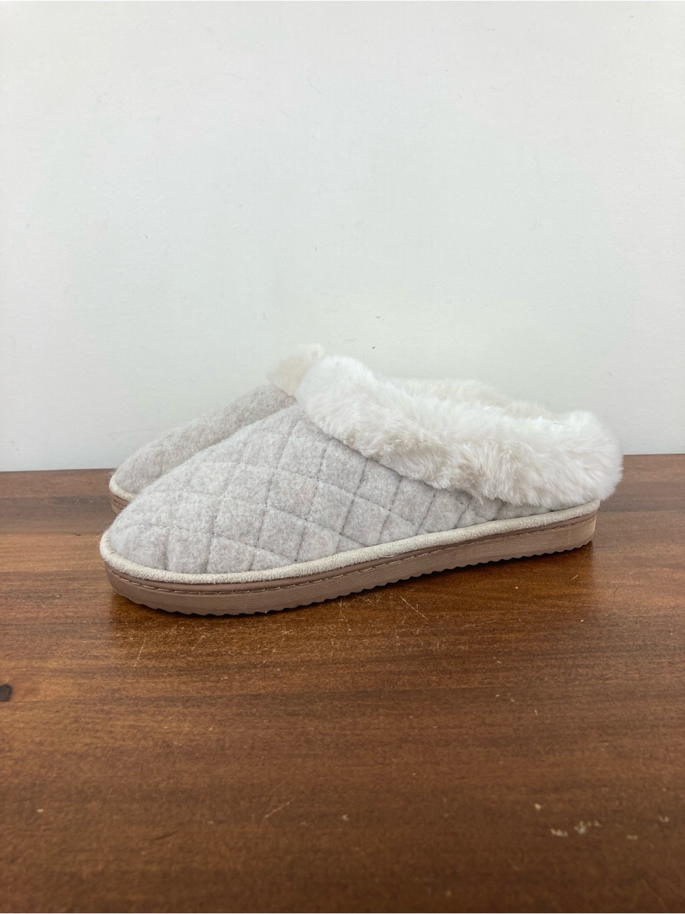 Dearfoams Cozy Comfort Gray Quilted Faux Fur Slippers Women’s Medium 7/8.